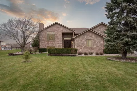 37100 Elizabeth Ln, New Boston, MI 48164