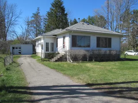12236 Crockery Creek Dr, Ravenna, MI 49451