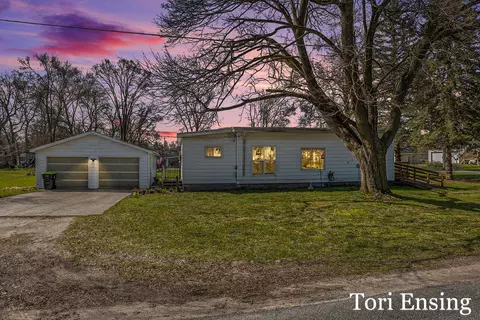 912 N 5th St, Greenville, MI 48838