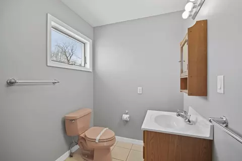 Bath - 8017 Lakeshore Blvd, Jackson, MI 49201 photo 8 of 8