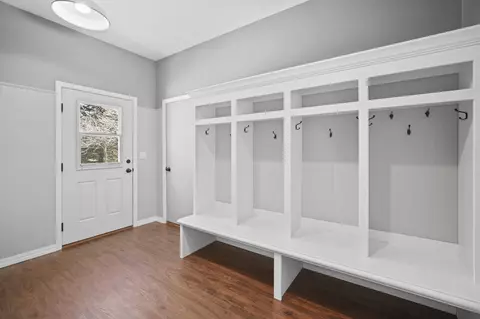 Entry Way - 8017 Lakeshore Blvd, Jackson, MI 49201 photo 1 of 2