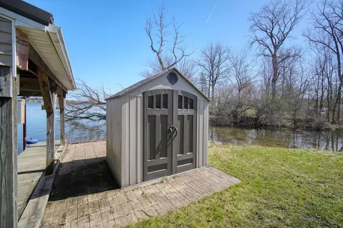 Exterior - 8017 Lakeshore Blvd, Jackson, MI 49201 photo 21 of 24