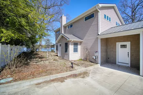 Exterior - 8017 Lakeshore Blvd, Jackson, MI 49201 photo 5 of 24