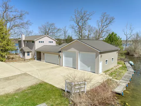 Exterior - 8017 Lakeshore Blvd, Jackson, MI 49201 photo 3 of 24