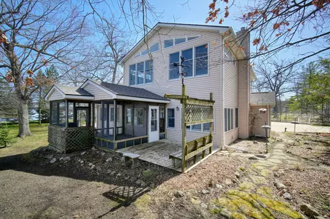 Exterior - 8017 Lakeshore Blvd, Jackson, MI 49201 photo 10 of 24