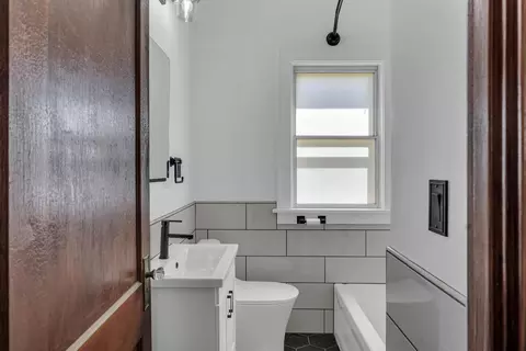 Bath - 1134 Knapp St, Jackson, MI 49203 photo 1 of 3