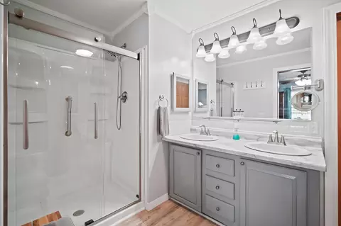 Bath - 11097 Greenview Ct, Jerome, MI 49249 photo 2 of 4