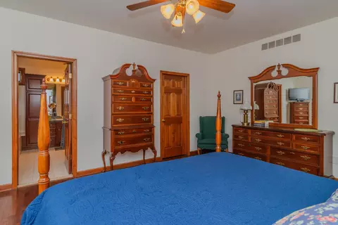 Bedroom - 9042 Mckendry Dr, Saline, MI 48176 photo 4 of 9