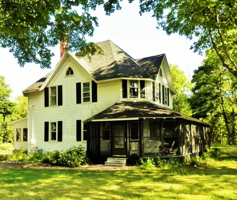 202 W 3rd St, Northport, MI 49670