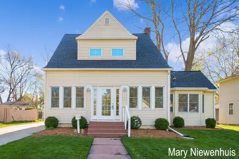 14 N Fremont St, Rockford, MI 49341