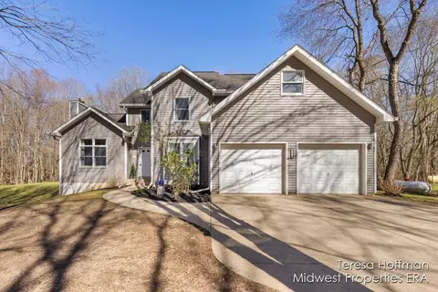 5099 Scotch Mist Dr, Saranac, MI 48881