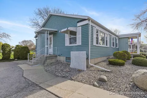 961 Village Ln, Jenison, MI 49428