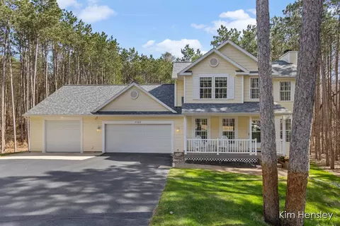 4505 Summit Forest Dr NE, Rockford, MI 49341