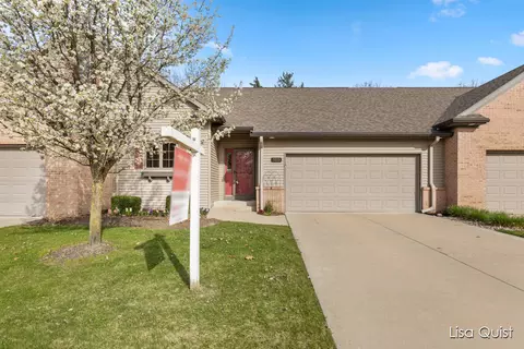 1019 Grosvenor Dr, Greenville, MI 48838
