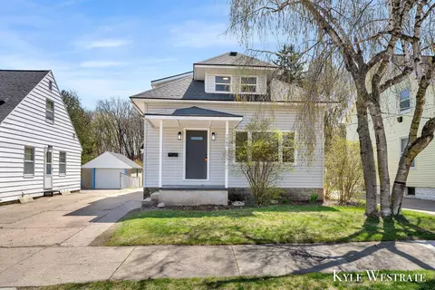 1060 Woodrow Ave NW, Grand Rapids, MI 49504