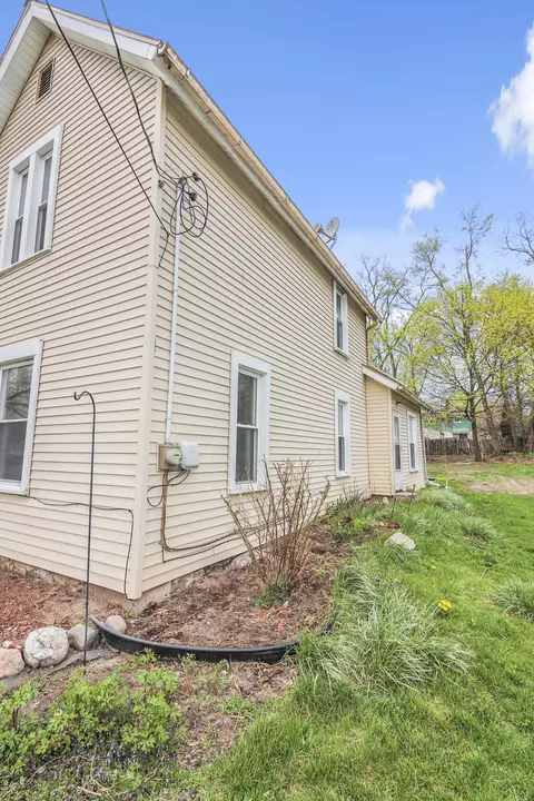 Exterior - 208 Euclid Ave, Jackson, MI 49203 photo 4 of 6