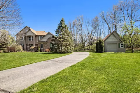 10777 Pondside Ct, Pinckney, MI 48169