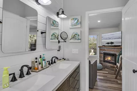 Bath - 11540 N Lakeside Dr, Jerome, MI 49249 photo 3 of 6