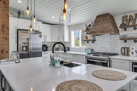 Kitchen - 11540 N Lakeside Dr, Jerome, MI 49249 photo 5 of 8