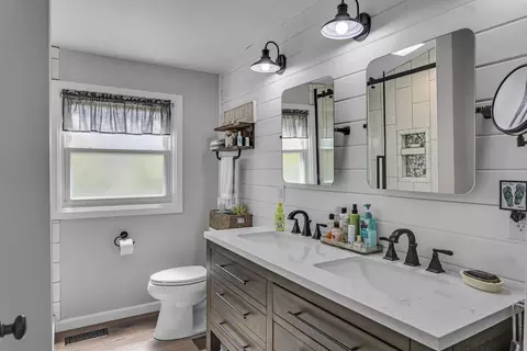 Bath - 11540 N Lakeside Dr, Jerome, MI 49249 photo 2 of 6