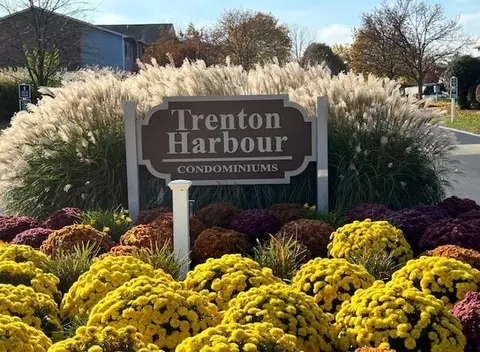 1525 Harbour #78, Trenton, MI 48183