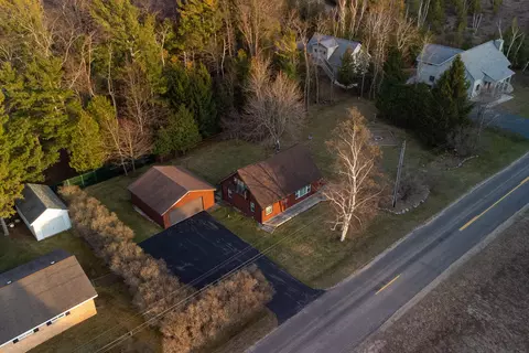 8761 Lake Park Dr, Onekama, MI 49675
