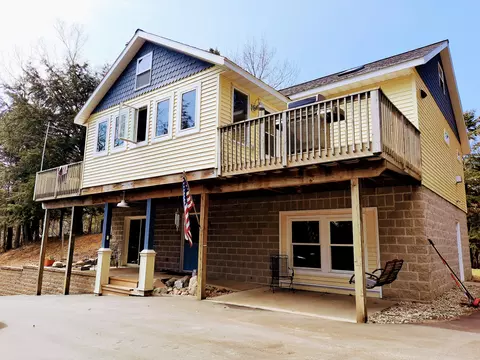 9429 Ivanhoe Dr, Onekama, MI 49675
