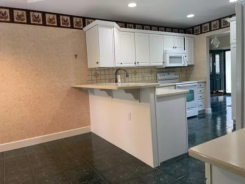 Kitchen - 1870 Lexington Blvd, Jackson, MI 49201 photo 4 of 4