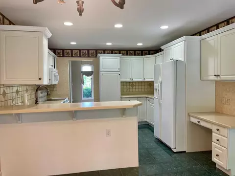 Kitchen - 1870 Lexington Blvd, Jackson, MI 49201 photo 2 of 4