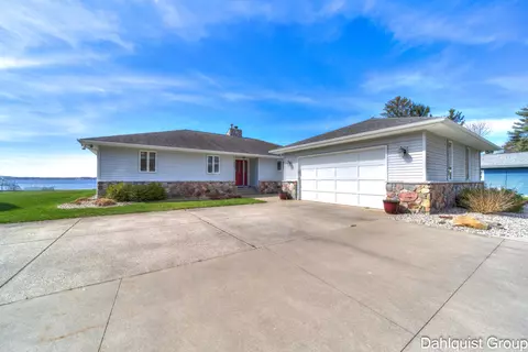 2663 Memorial Dr, Muskegon, MI 49445