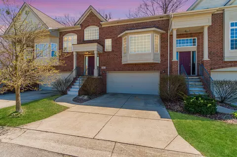 46 Grandview Cir, White Lake, MI 48386