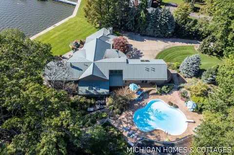 173 Oakwood Ave, Holland, MI 49424