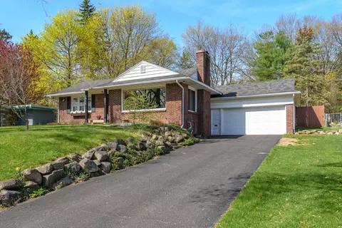 2910 Duchess Dr, Kalamazoo, MI 49008