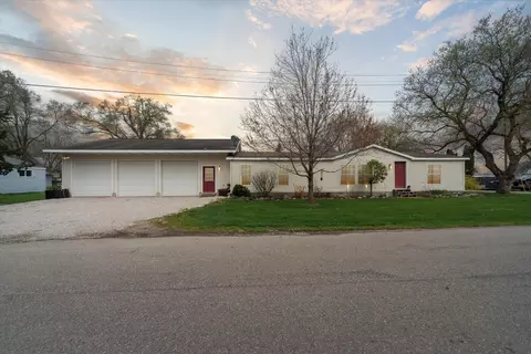 162 W Pearl St, Crystal, MI 48818