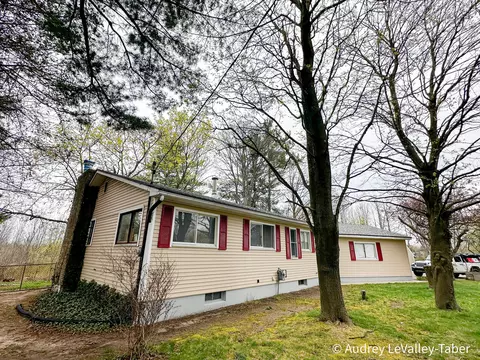 6434 Pine Island Dr NE, Comstock Park, MI 49321