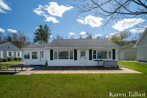 711 Hess Lake Dr, Grant, MI 49327