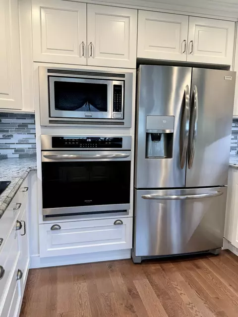 Kitchen - 3216 Adele Ter, Commerce Twp, MI 48382 photo 6 of 8