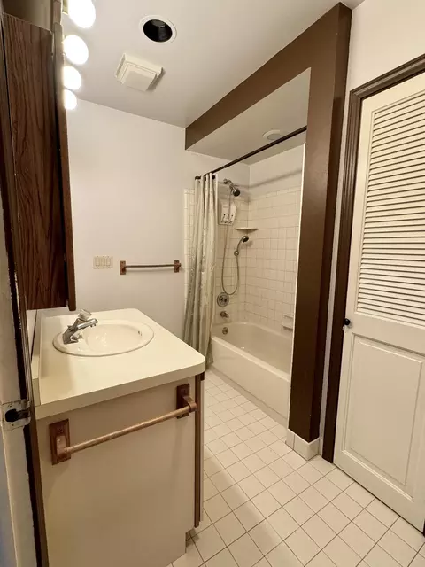 Bath - 3216 Adele Ter, Commerce Twp, MI 48382 photo 3 of 4