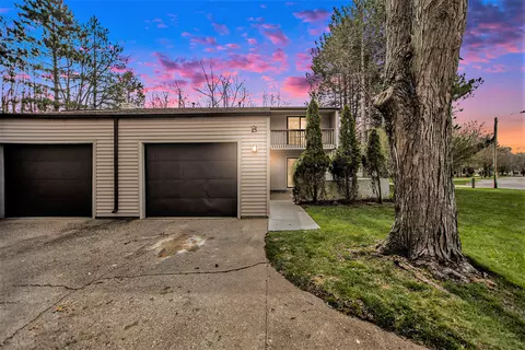 17454 Dunewood Ct #B, Spring Lake, MI 49456