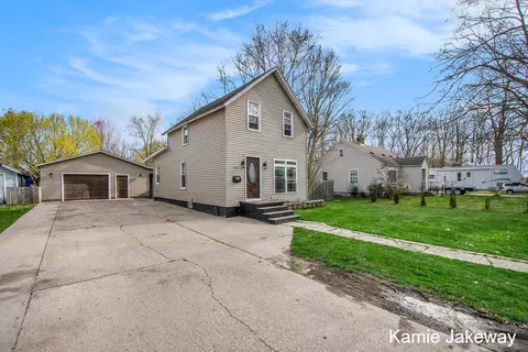 916 Masonic St, Belding, MI 48809 photo 2