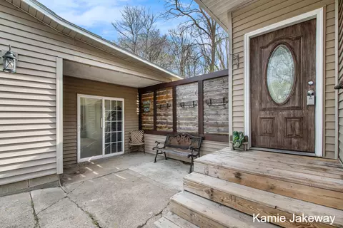 916 Masonic St, Belding, MI 48809 photo 8