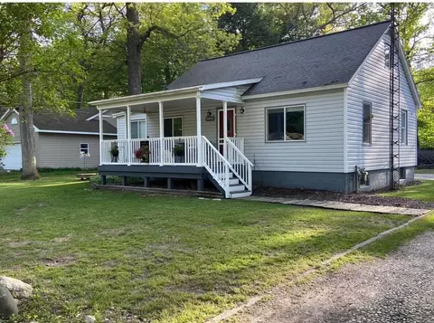 14297 Shiawassee Dr, Grand Haven, MI 49417