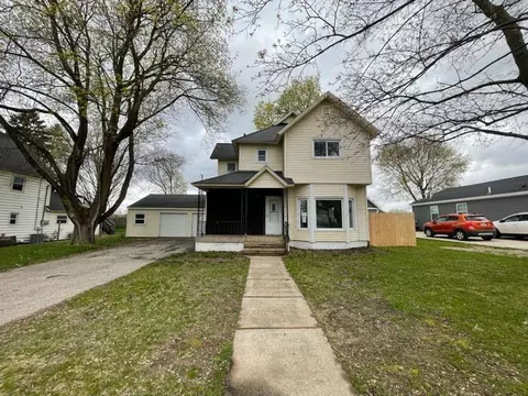 537 E Main St, Fennville, MI 49408