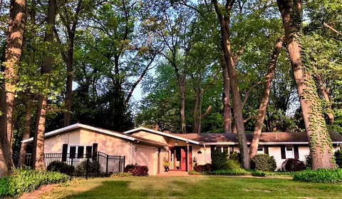 5680 Golden Crst, Stevensville, MI 49127