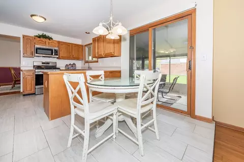 Kitchen - 6474 Bedview Dr, Saline, MI 48176 photo 8 of 8