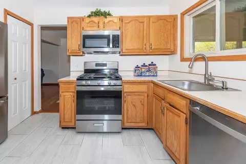 Kitchen - 6474 Bedview Dr, Saline, MI 48176 photo 5 of 8