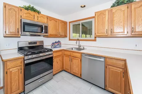 Kitchen - 6474 Bedview Dr, Saline, MI 48176 photo 1 of 8
