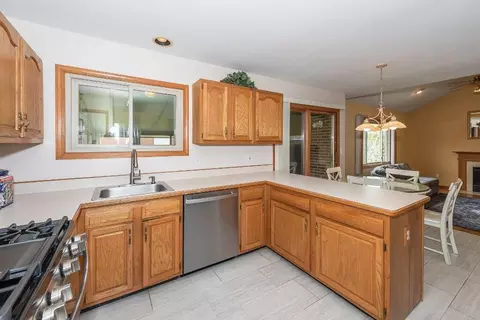 Kitchen - 6474 Bedview Dr, Saline, MI 48176 photo 3 of 8