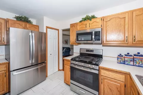 Kitchen - 6474 Bedview Dr, Saline, MI 48176 photo 4 of 8