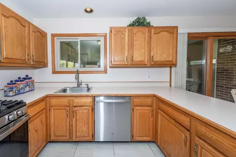 Kitchen - 6474 Bedview Dr, Saline, MI 48176 photo 2 of 8